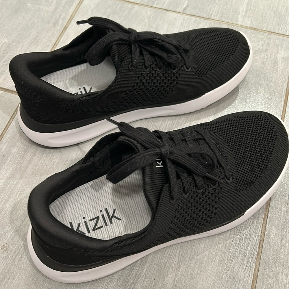 Kizik women’s Lima black 8.5 wide hands free knit sneaker